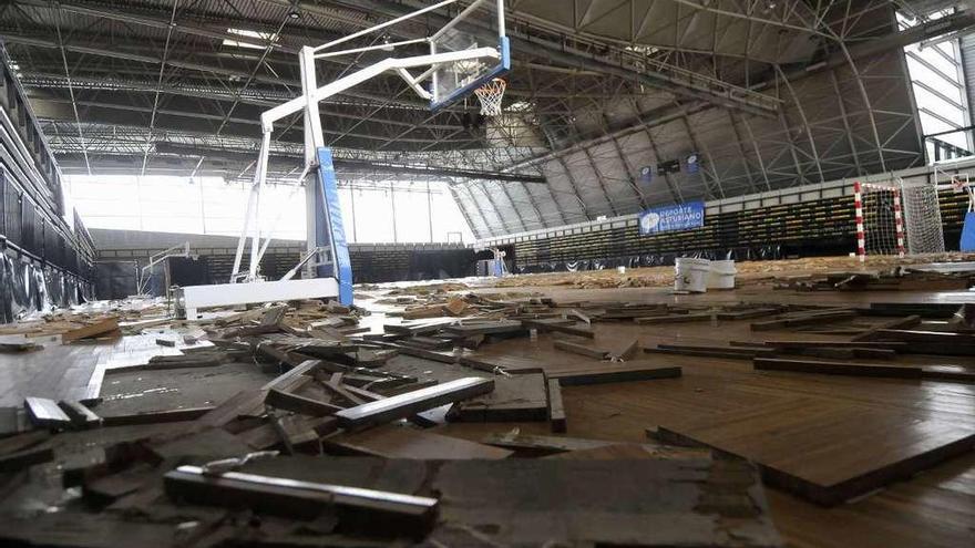 La pista del pabellón Juan Carlos Beiro, completamente destrozada por la riada.