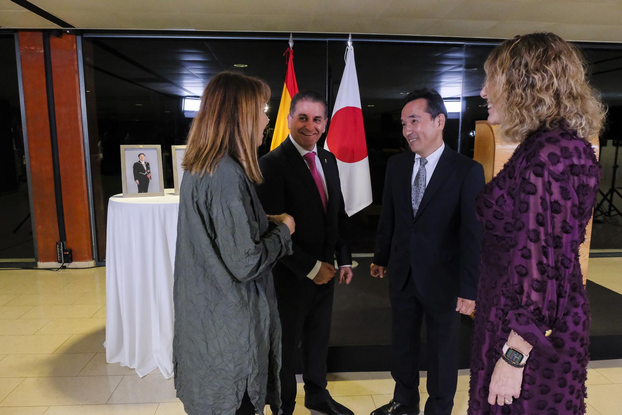 Homenaje del cónsul de Japón a su emperador