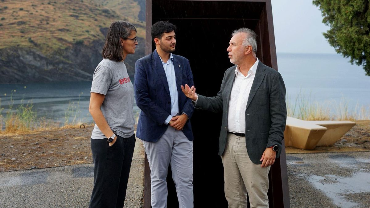 El ministre de Política Territorial i Memòria Democràtica (esquerra), durant la visita a Portbou.