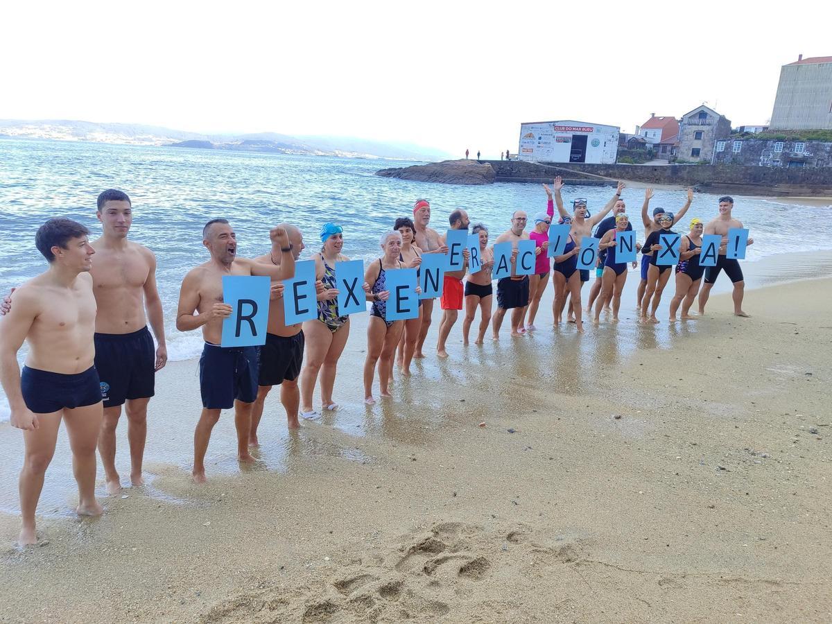 Los participantes forman con las letras con el lema "Rexeneración xa!".