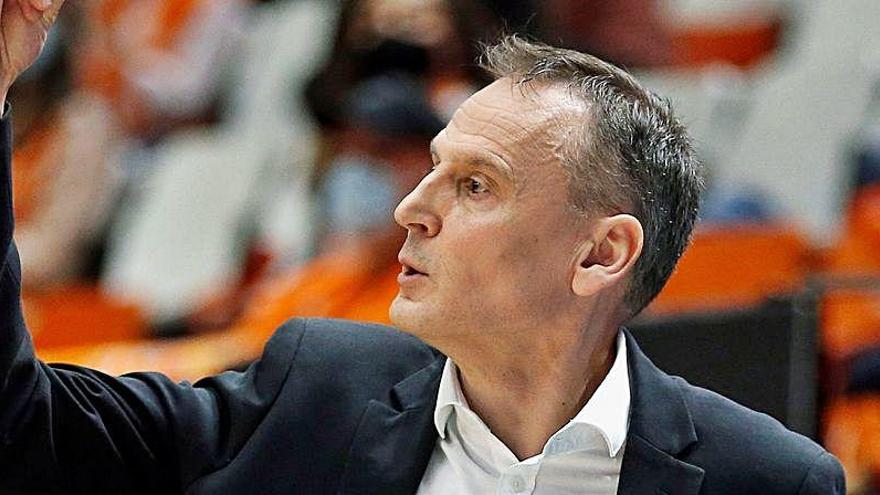 Roberto Íñiguez da instrucciones en La Fonteta.