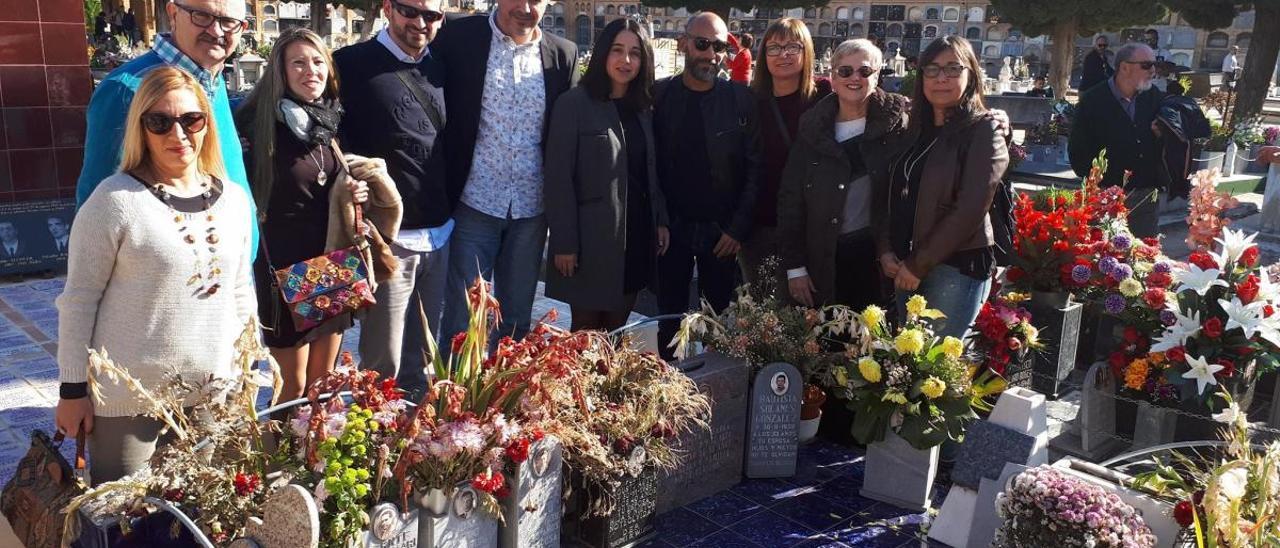 Visita que los familiares de la fosa 112 realizaron al cementerio de Paterna.