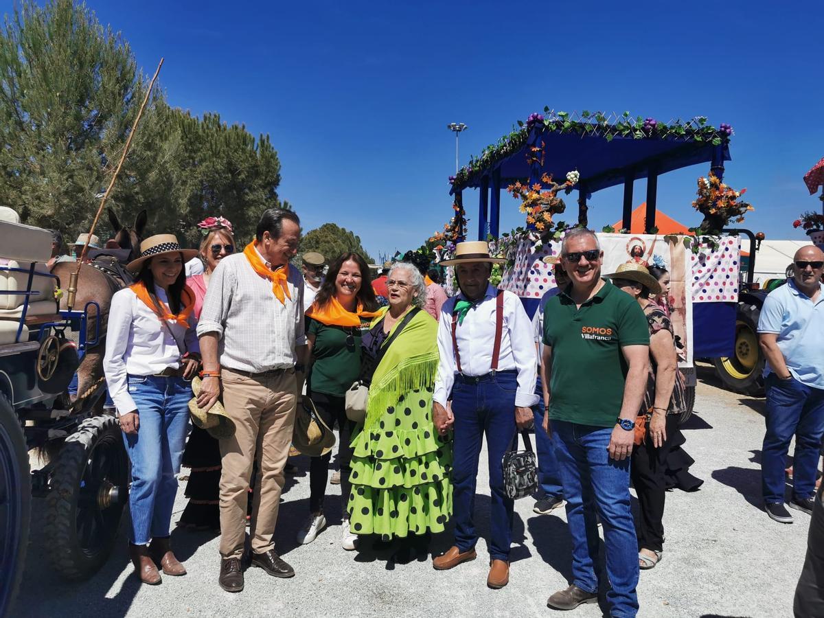 Lorenza y su pareja Jose María, charlan con Fernando Baselga y la candidata local de Ciudadanos, en Villafranca.