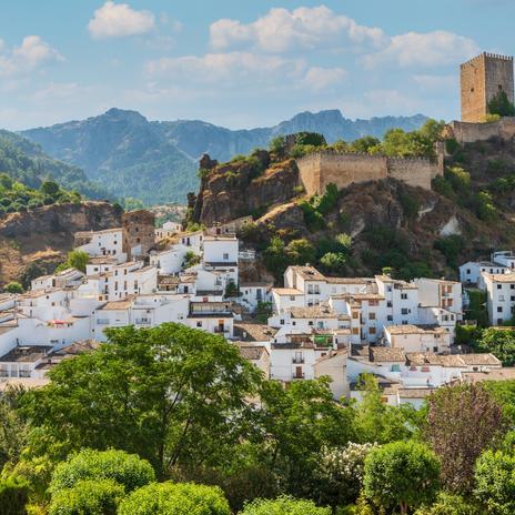 Este precioso pueblo de Andalucía con una sierra icónica ha sido elegido como uno de los más acogedores del mundo