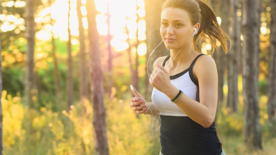 Una dona fent exercici físic