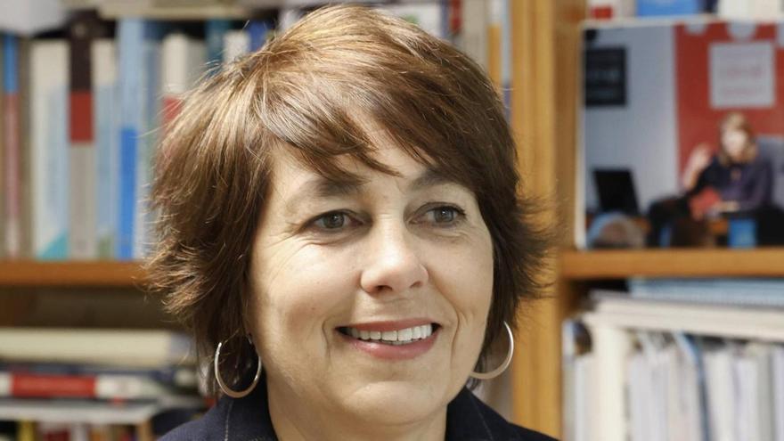 Alba Nogueira en su despacho en la Facultade de Dereito de la USC.