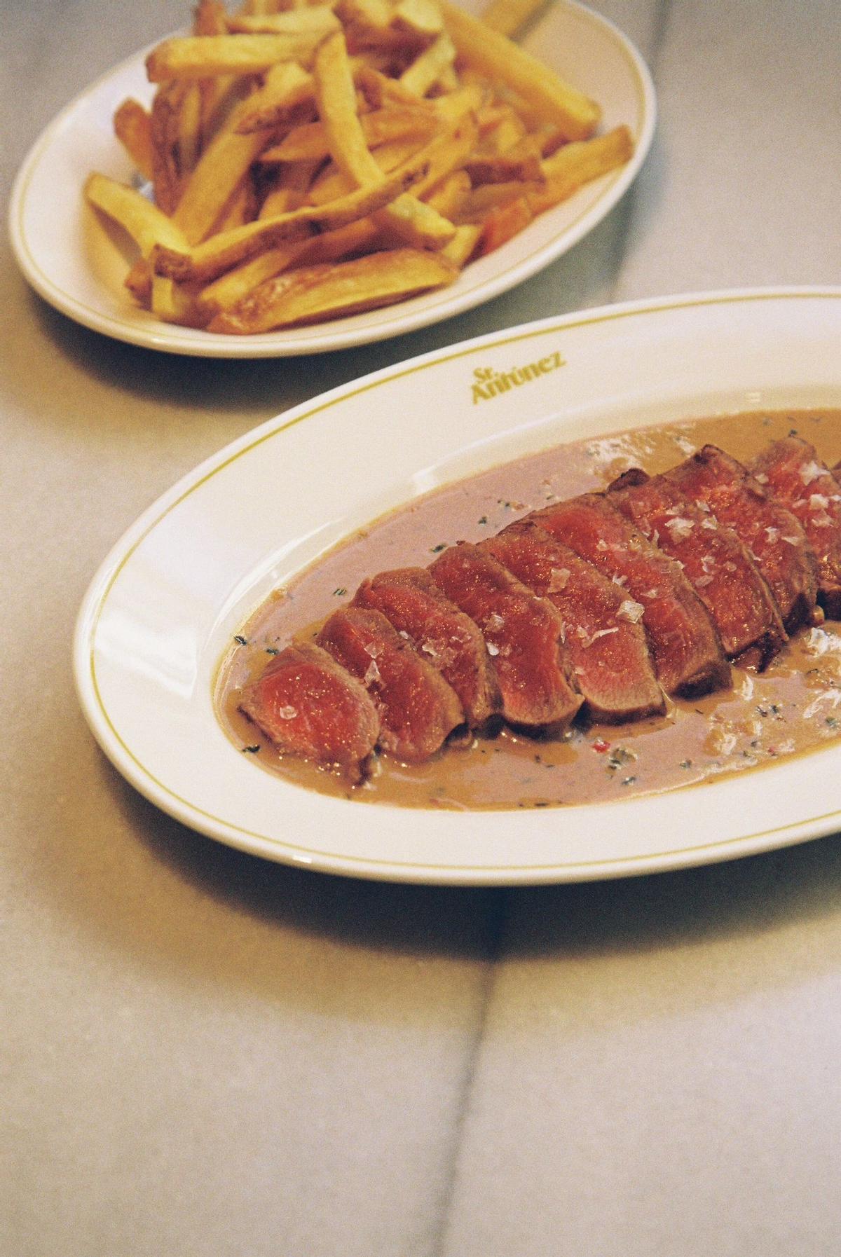 El plato de steak con patatas de Sr. Ántunez