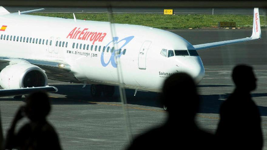 Un avión de Air Europa estacionado en la pista del aeropuerto de Tenerife Norte.