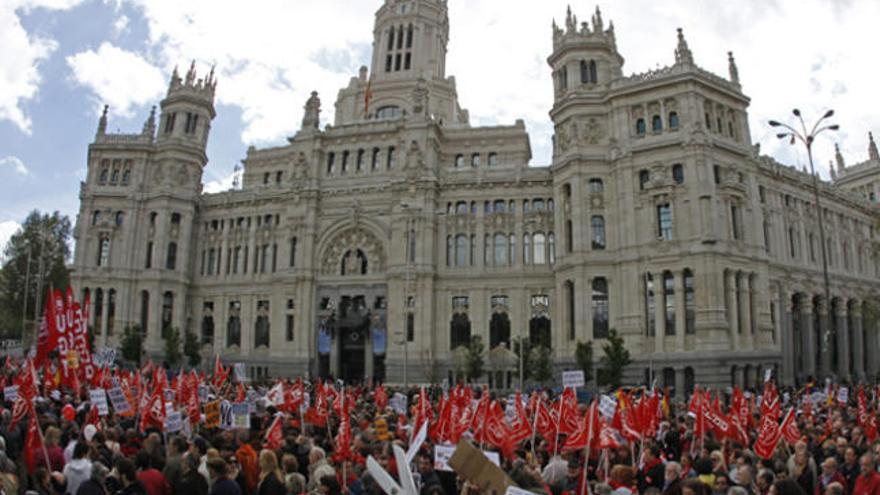 Miles de personas han salido a protestar contra la reforma laboral.