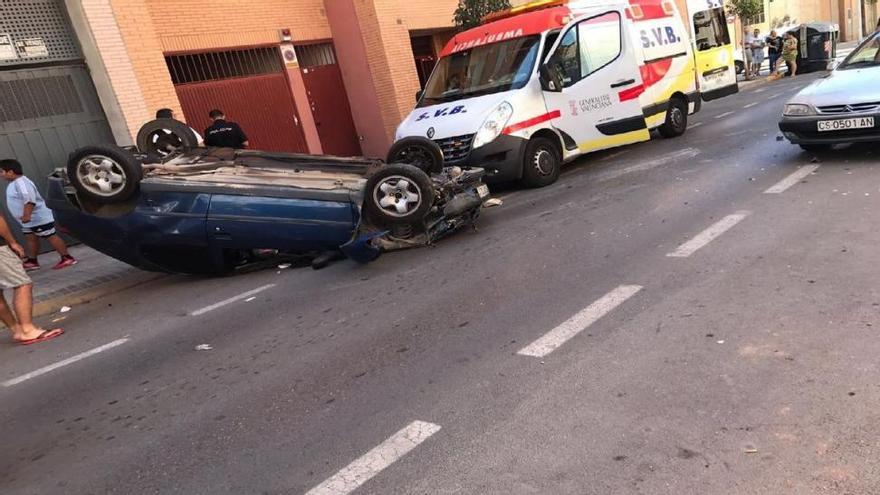 Espectacular accidente en una céntrica avenida de Vila-real
