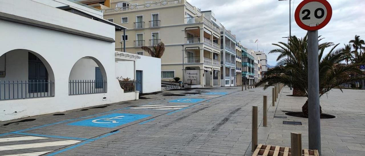 Avenida turística de Puerto Naos, vacía desde hace meses.