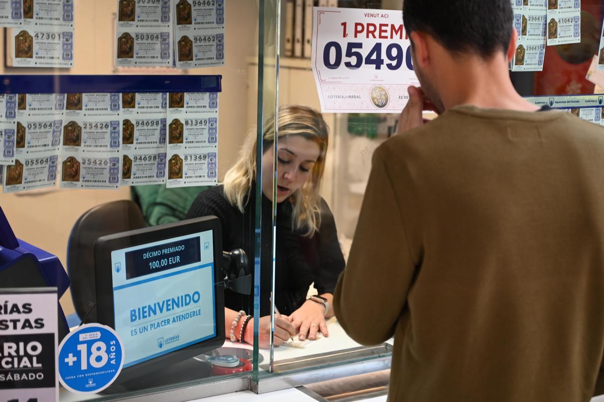 Muchos aprovecharon para cambiar los pequeños premios por otros décimos.