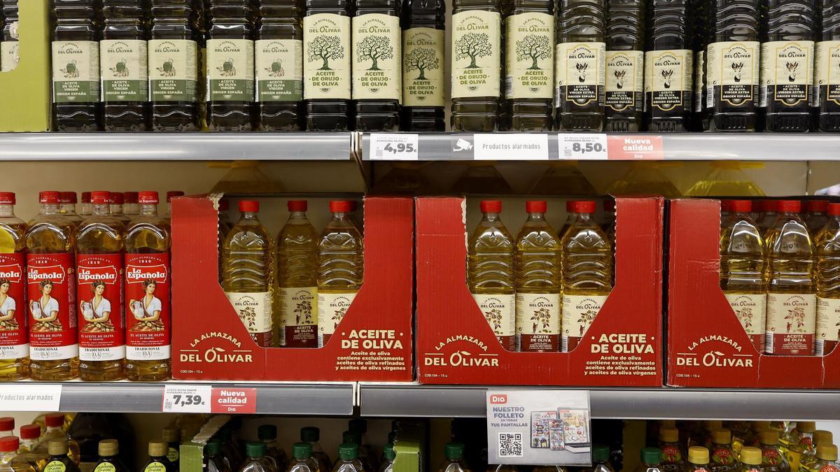 Estanterías de un supermercado llenas de aceite de oliva en Zaragoza