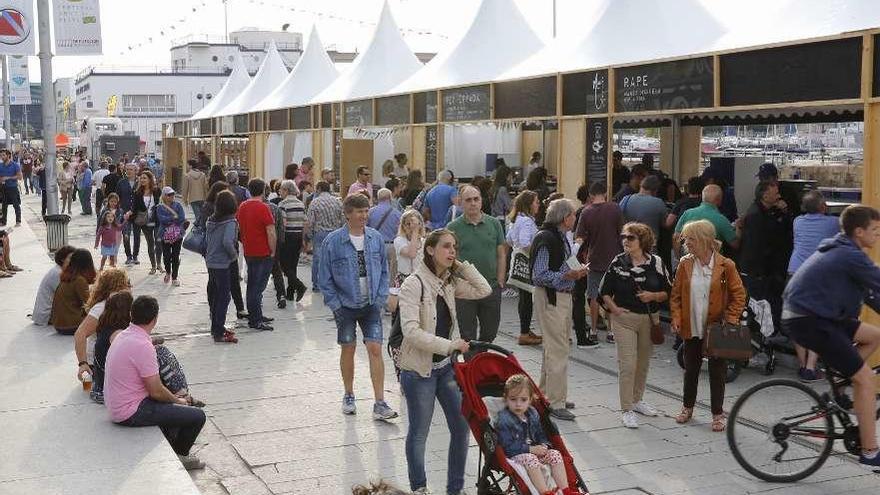 Puestos y público en la edición del Vigo Sea Fest celebrada el año pasado. // Ricardo Grobas