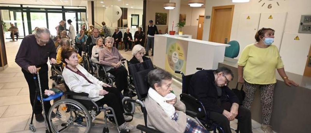 Mayores a la espera de ser vacunados, ayer en la residencia de Ribadumia.