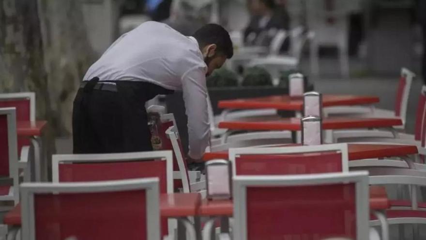 Nueva oferta abusiva en hostelería de más de 56 horas semanales: "Es lo que ofrecemos"