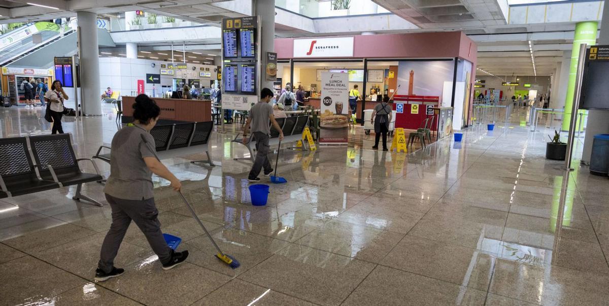 Trabajadores del aeropuerto de Palma se afanan en secar los suelos encharcados por las inundaciones. | DM
