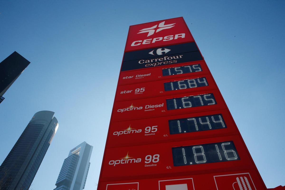 Vista del importe de los carburantes en una gasolinera de Madrid, en una fotografía de archivo. EFE/Diego Fernandez