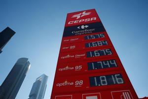 Vista del importe de los carburantes en una gasolinera de Madrid, en una fotografía de archivo. EFE/Diego Fernandez