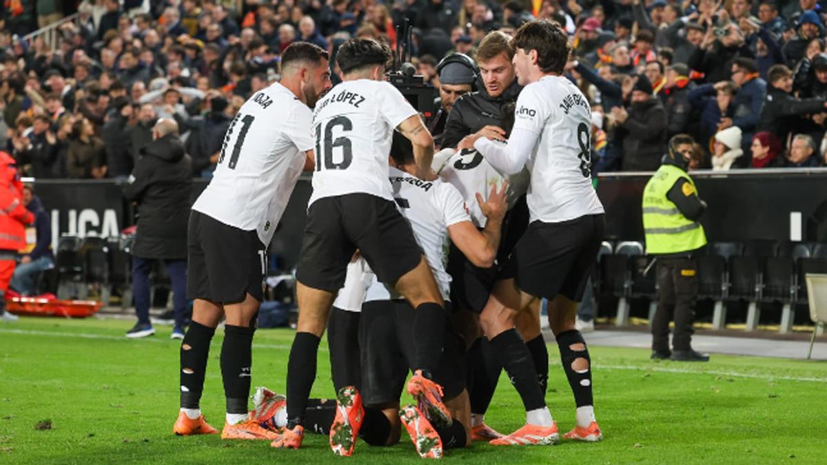 Los jugadores del Valencia celebran un gol en Mestalla