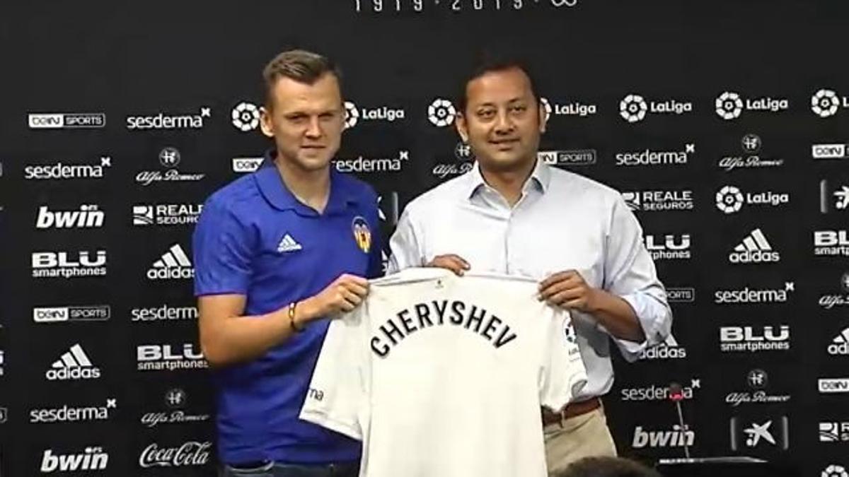 Cheryshev ya posa con la camiseta de su nuevo equipo