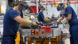 Trabajadores de Stellantis Vigo en el taller de baterías.