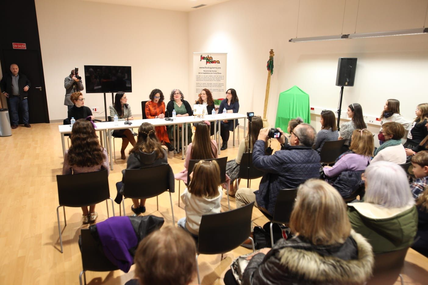 Las mejores imágenes de la presentación del libro Festa Plena de Almudena Sánchez