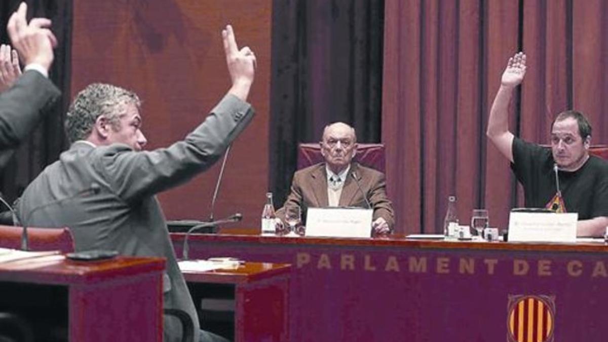 Los miembros de la comisión de investigación votan en presencia de Ramòn Gironès, exsuegro de Jordi Pujol Ferrusola.