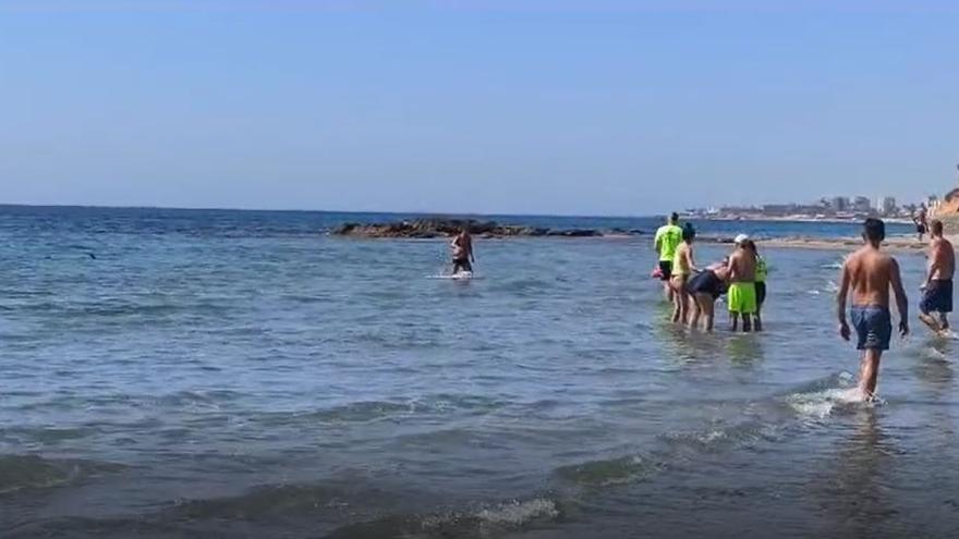 Socorristas atienden a una bañista.