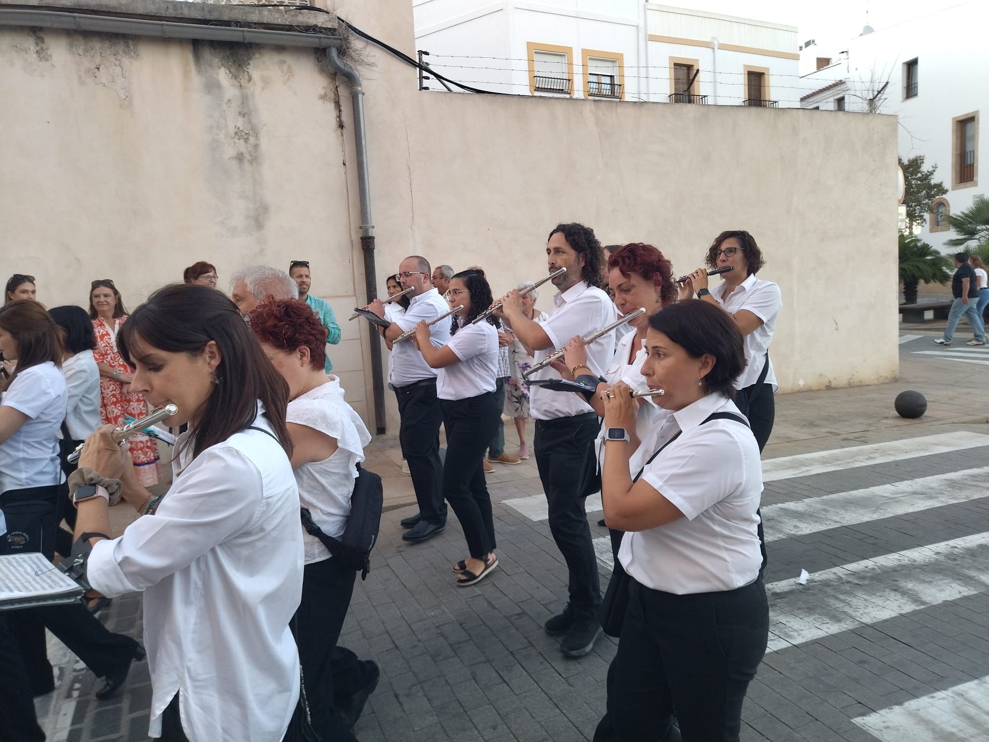 Xàbia, capital de la música: más de 800 músicos de toda la comarca llenan de vida las calles (imágenes)