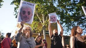 Pancartas contra el alcalde de Barcelona, Jaume Collboni, en la manifestación contra el desfile de Louis Vuitton en el Park Güell, en Barcelona.