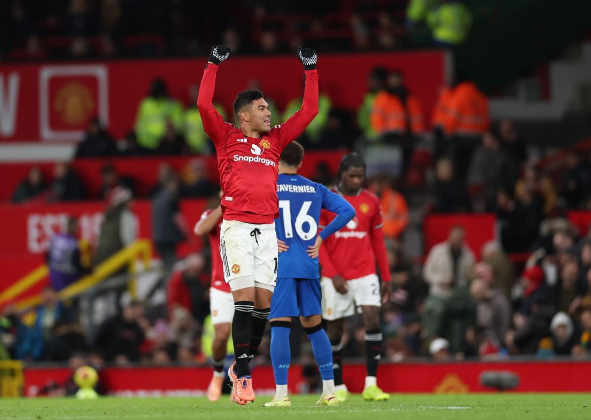 MANCHESTER (United Kingdom), 15/12/2025.- Casemiro of Manchester United celebrates scoring the 2-1 goal during the English Premier League match between Manchester United and AFC Bournemouth, in Manchester, Britain, 15 December 2025. (Reino Unido) EFE/EPA/ADAM VAUGHAN EDITORIAL USE ONLY. No use with unauthorized audio, video, data, fixture lists, club/league logos, 'live' services or NFTs. Online in-match use limited to 120 images, no video emulation. No use in betting, games or single club/league/player publications.
