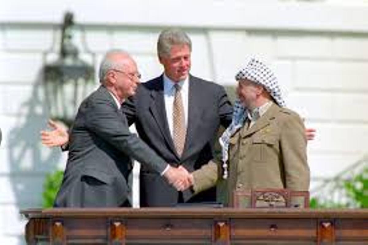 Firma de los acuerdos de Oslo entre Yitzhak Rabin y Yasir Arafat en presencia de Bill Clinton en 1193.