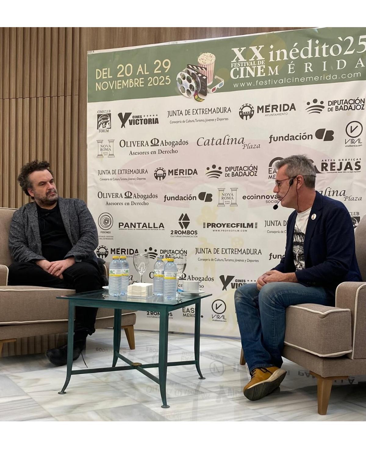Nacho Vigalondo, director de cine, y el periodista Pedro Vallín durante una interesante charla en el Hotel Nova Roma, ayer por la tarde.