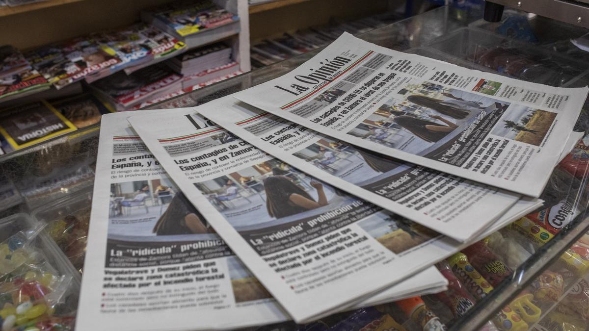 Periódicos de LA OPINIÓN-EL CORREO DE ZAMORA en un kiosco.