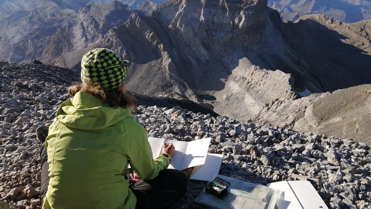 Julia Vallespín traza el esbozo que plasma el paisaje que divisa desde el privilegiado mirador de la cúspide del Monte Perdido.