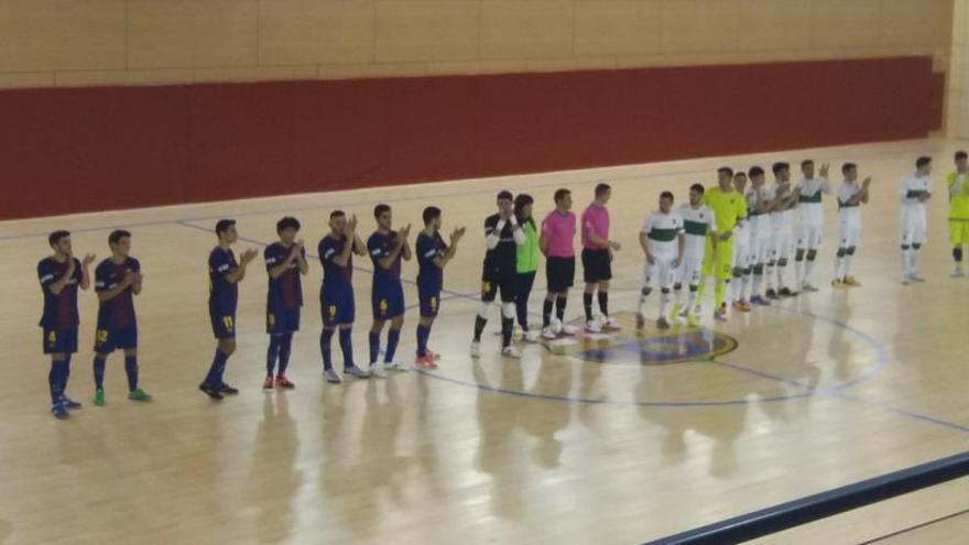 Los jugadores de ambos equipos momentos antes de comenzar el partido