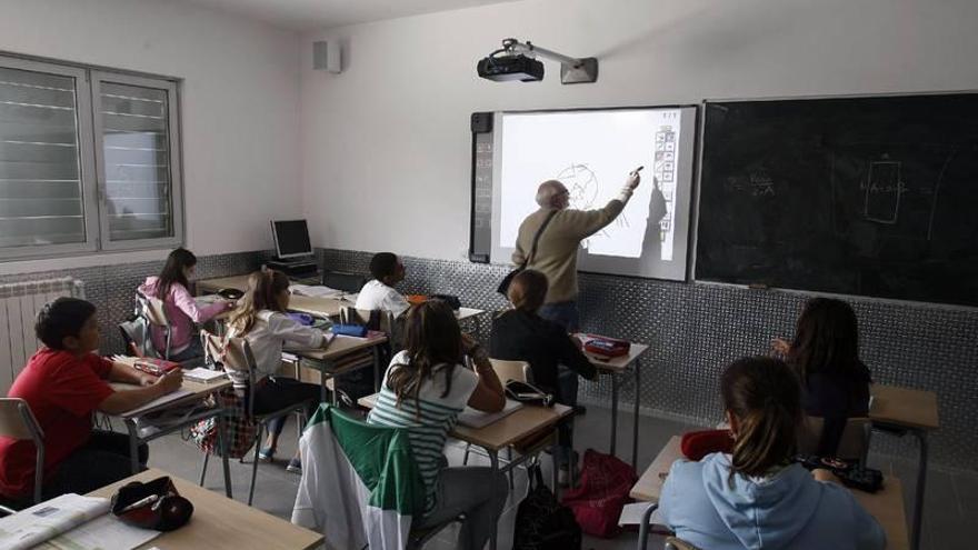 CSIF denuncia que en Aragón faltan por llegar a los centros 1.218 profesores