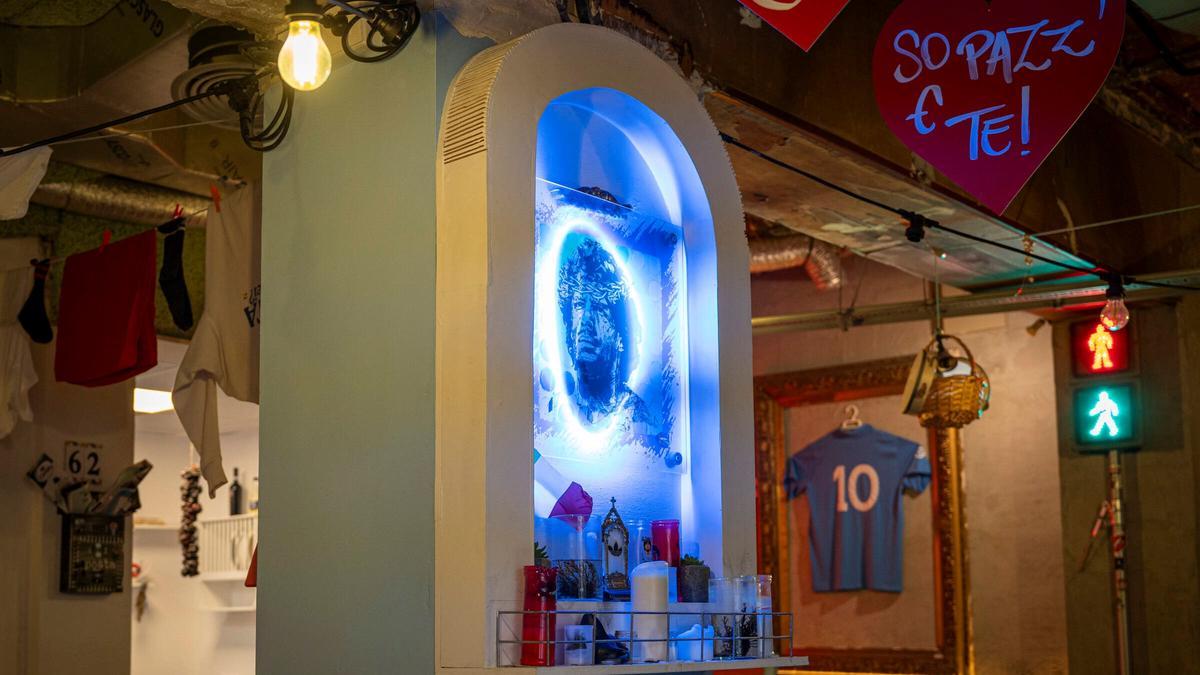 La sala del restaurante Número Diez: a la izquierda, ropa tendida; en el centro, un altar de Maradona y, a la derecha, una camiseta enmarcada del argentino cuando jugaba en el Nápoles.