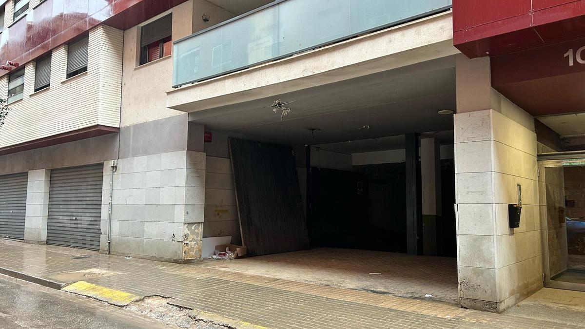 La entrada a uno de los garajes en Catarroja.