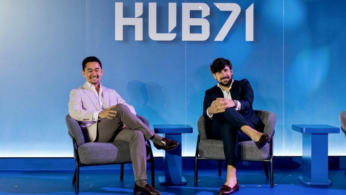 Koh Onozawa (i) y Cristian G. Pastrana (d), cofundadores de eVoost AI, en un evento la semana pasada en Hub 71, el ecosistema emprendedor del Gobierno de Emiratos Árabes Unidos (UA) en Abu Dhabi