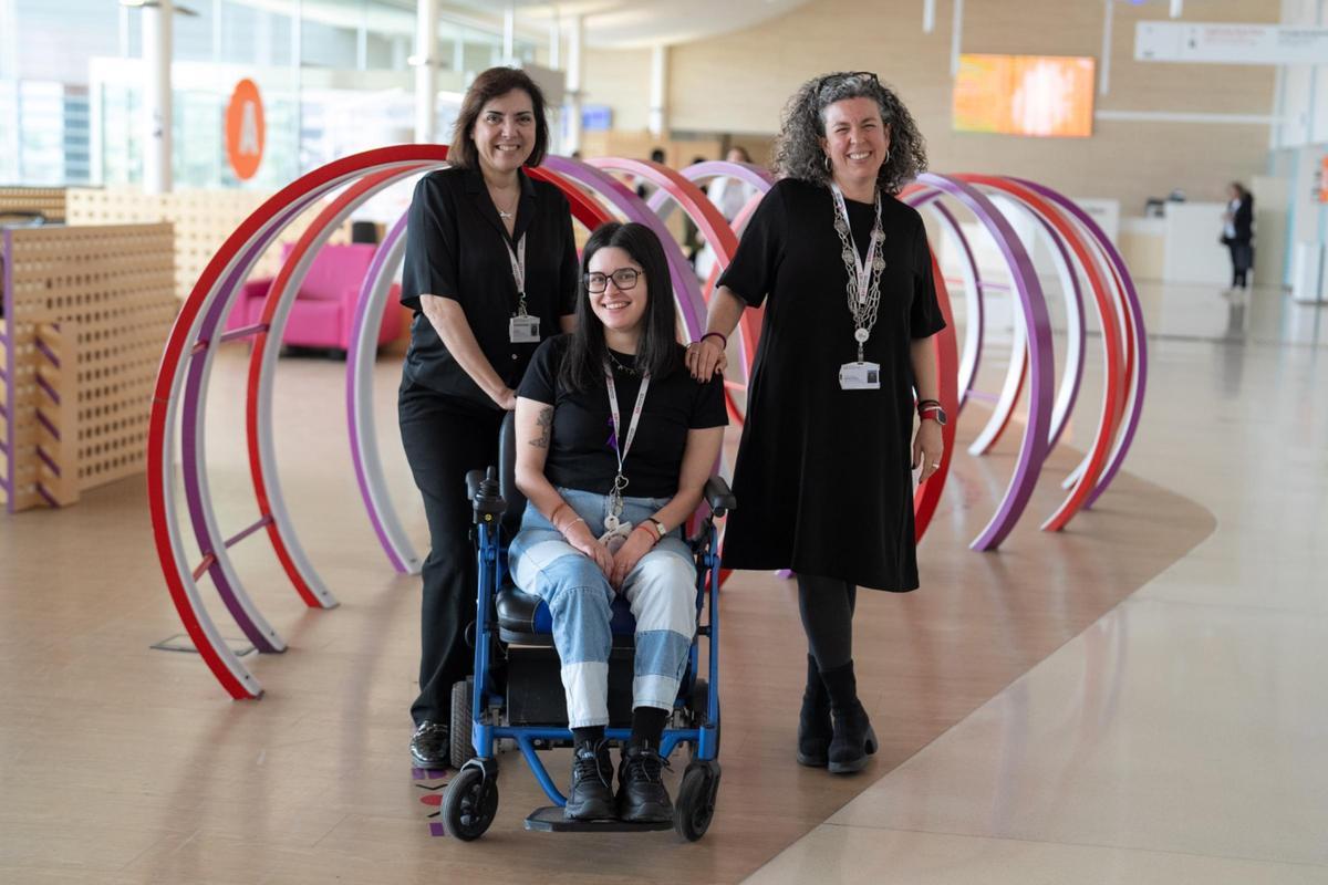01.	De izda a dcha, Encarna Guillén, jefa del Área de Genética y directora estratégica de Únicas SJD / Ylenia Caro, técnica de gestión de Únicas SJD / Carmen Santamaría, directora de gestión SJD.