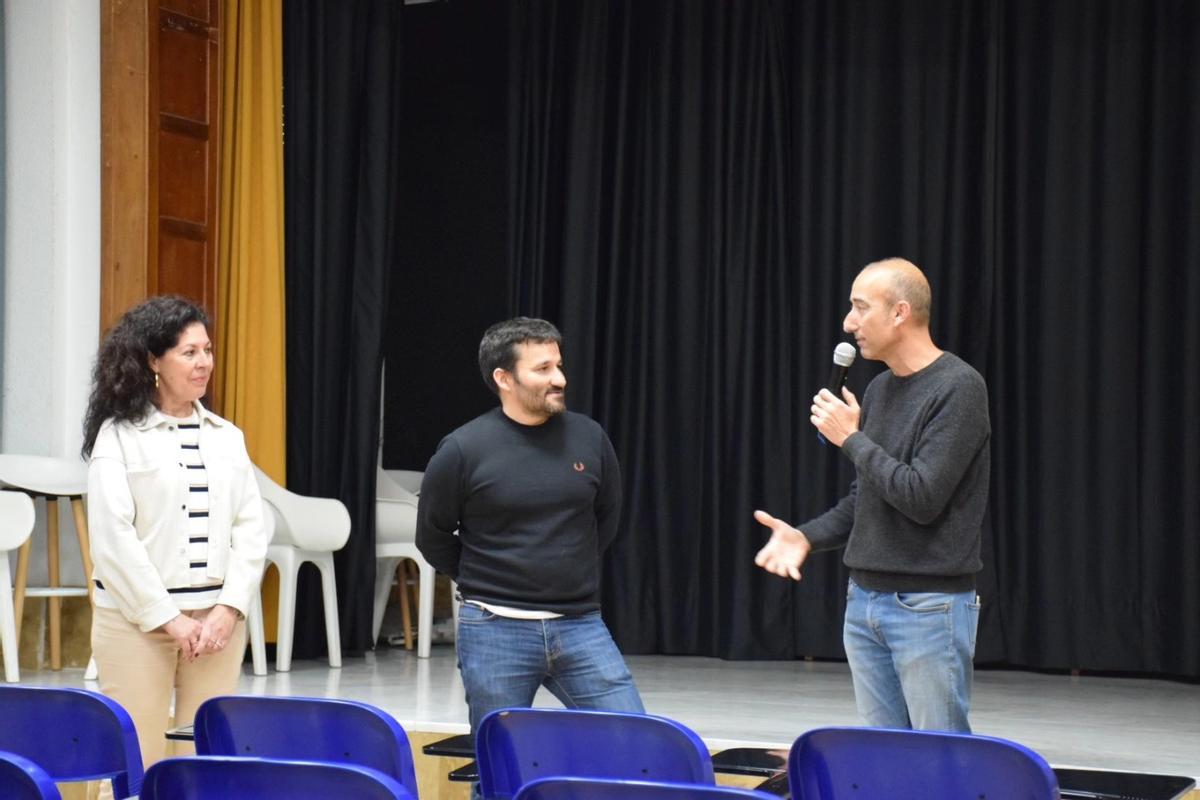 Vicent Marzà, presentado por el profesor del IES Ribera Ramir Moscardó.