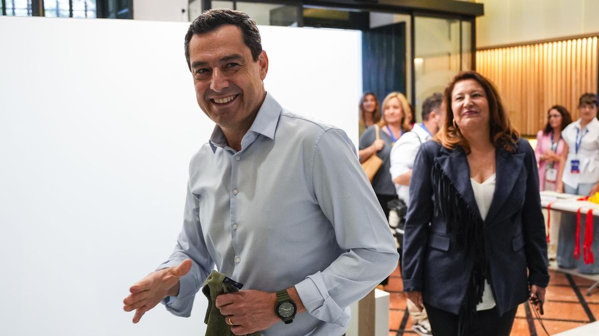 El presidente de la Junta de Andalucía, Juanma Moreno, durante la noche electoral en la sede del PP-A.