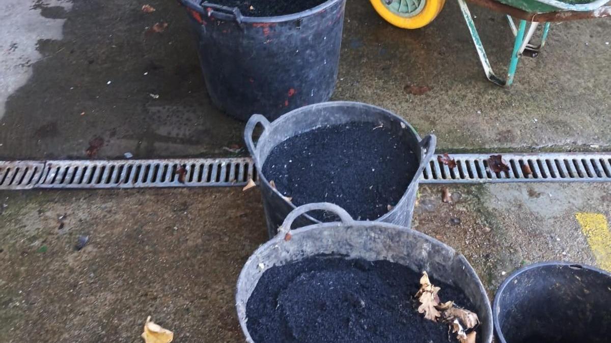 Contenedores con los restos de caucho