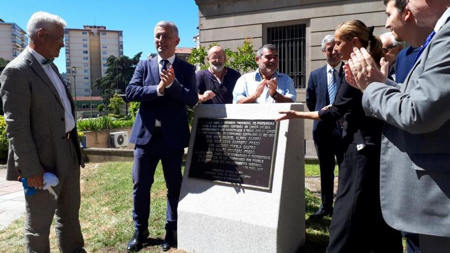 Integrantes da Irmandade Xurídica Galega, os homenaxeados e autoridades na descuberta da placa