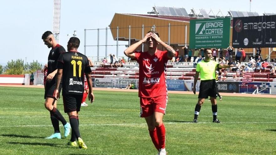 El jugador del Don Benito Abraham Pozo se lamenta tras errar una ocasión durante el partido ante el Mensajero.