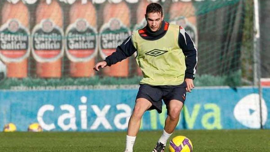 David Rodríguez conduce el balón durante un reciente entrenamiento del Celta en A Madroa.