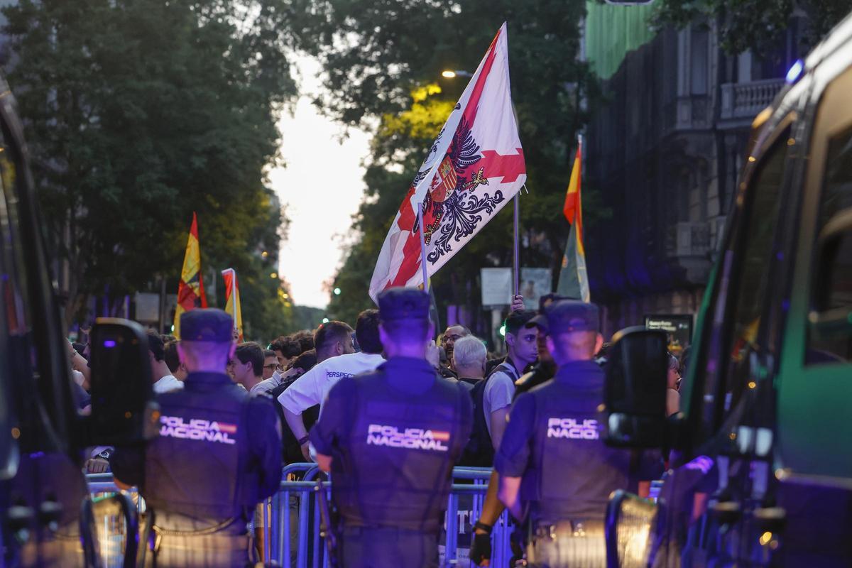 Cientos de personas piden la dimisión de Sánchez en Ferraz tras el informe de la UCO