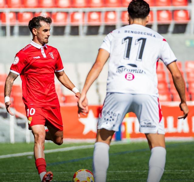 Un jugador del Terrassa controla el balón ante la presión de Bengoechea